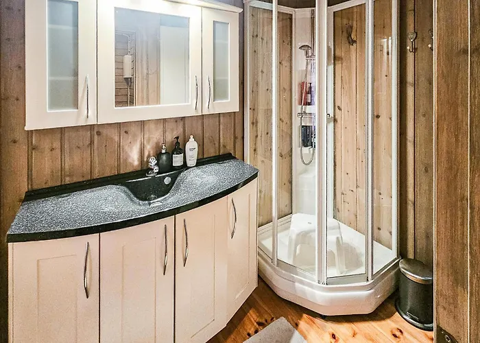 2 Bedroom Lovely In